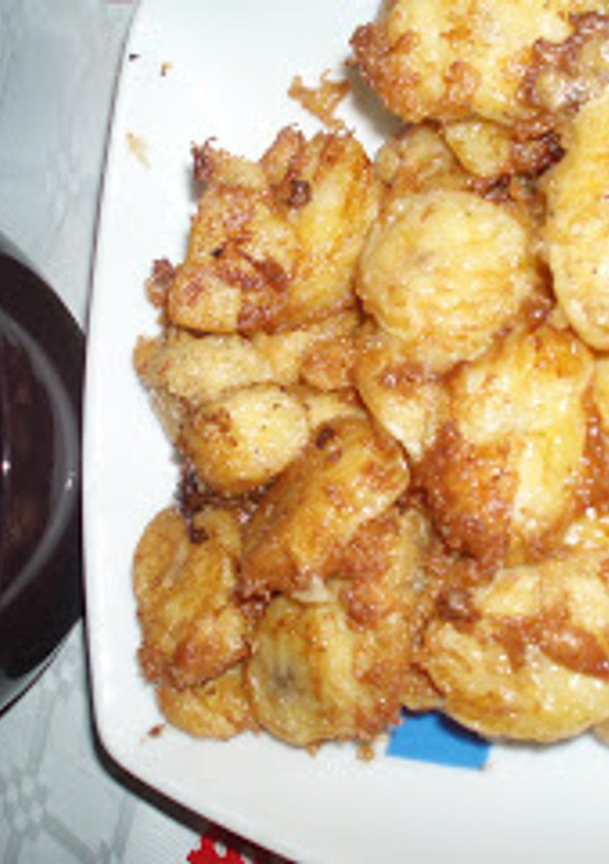 Una foto de Buñuelos de plátano con salsa