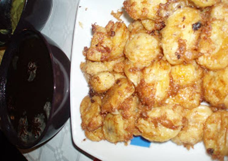 Buñuelos de plátano con salsa