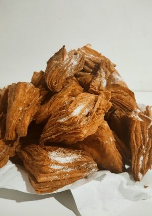 Una foto de 🇺🇾 Pastelitos de Membrillo Uruguayos: Tradición de Capas Crujientes y Dulzura