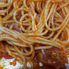 A picture of Spagheti saos topping sosis & keju.
