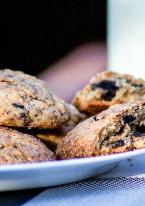 A picture of Oatmeal and Oreo cookies.