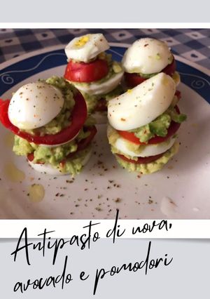 Foto di Antipasto di uova, avocado e pomodori