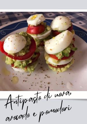 Foto di Antipasto di uova, avocado e pomodori