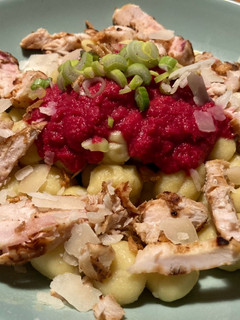 Una foto de Gnocchis con salsa de remolacha y pechuga de pollo