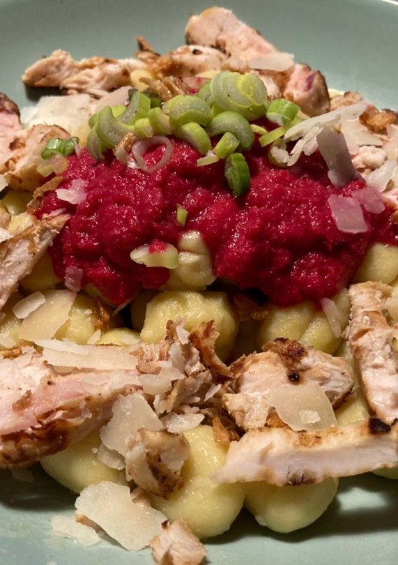 Una foto de Gnocchis con salsa de remolacha y pechuga de pollo
