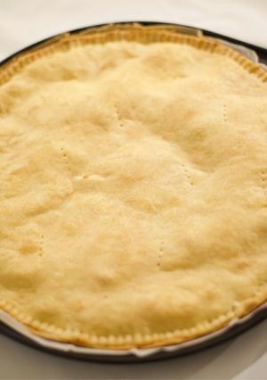 Una foto de Empanada gallega clásica con el relleno jugoso
