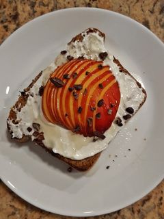 Una foto de Tostada de queso y nectarina🍞