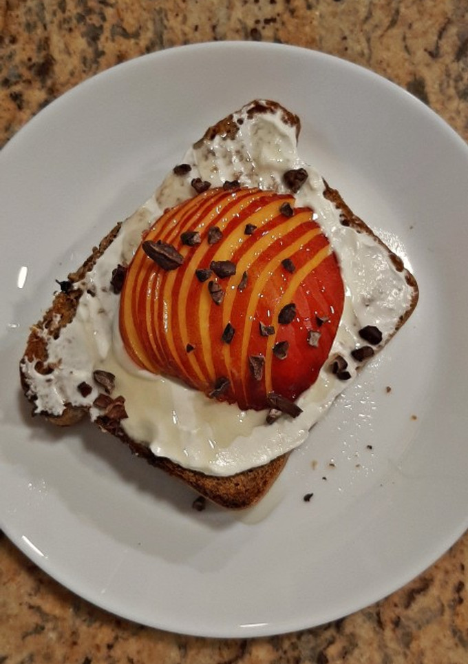 Una foto de Tostada de queso y nectarina🍞