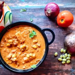 A picture of Pachai Mochai Kuzhambu/ Field Beans Gravy/ Vaal Beans Curry.
