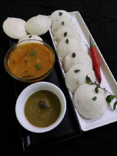रवा इडली (rava idli recipe in Hindi) रेसिपी मुख्य फोटो
