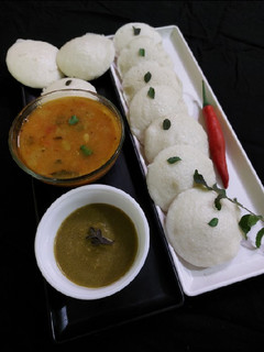 रवा इडली (rava idli recipe in Hindi) रेसिपी मुख्य फोटो