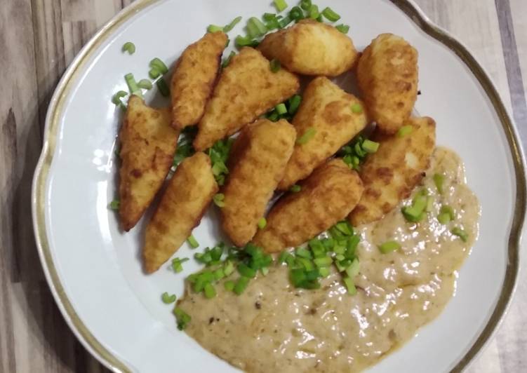 Жареные ленивые вареники с грибным соусом