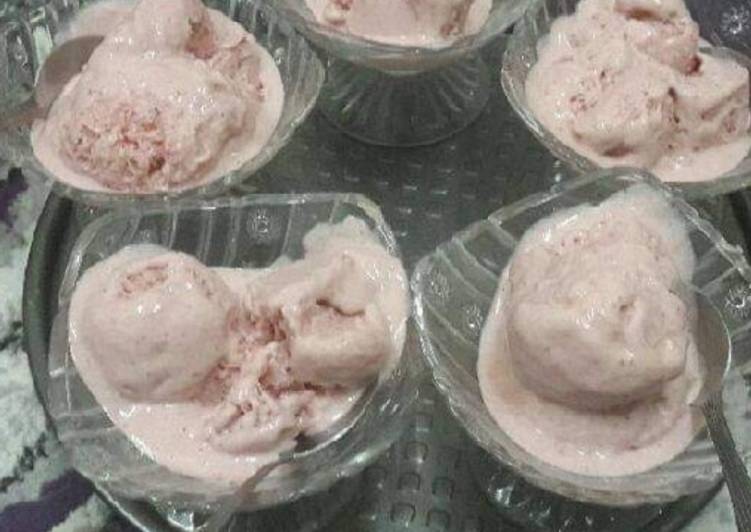 Recipe of Perfect Strawberry Ice-cream