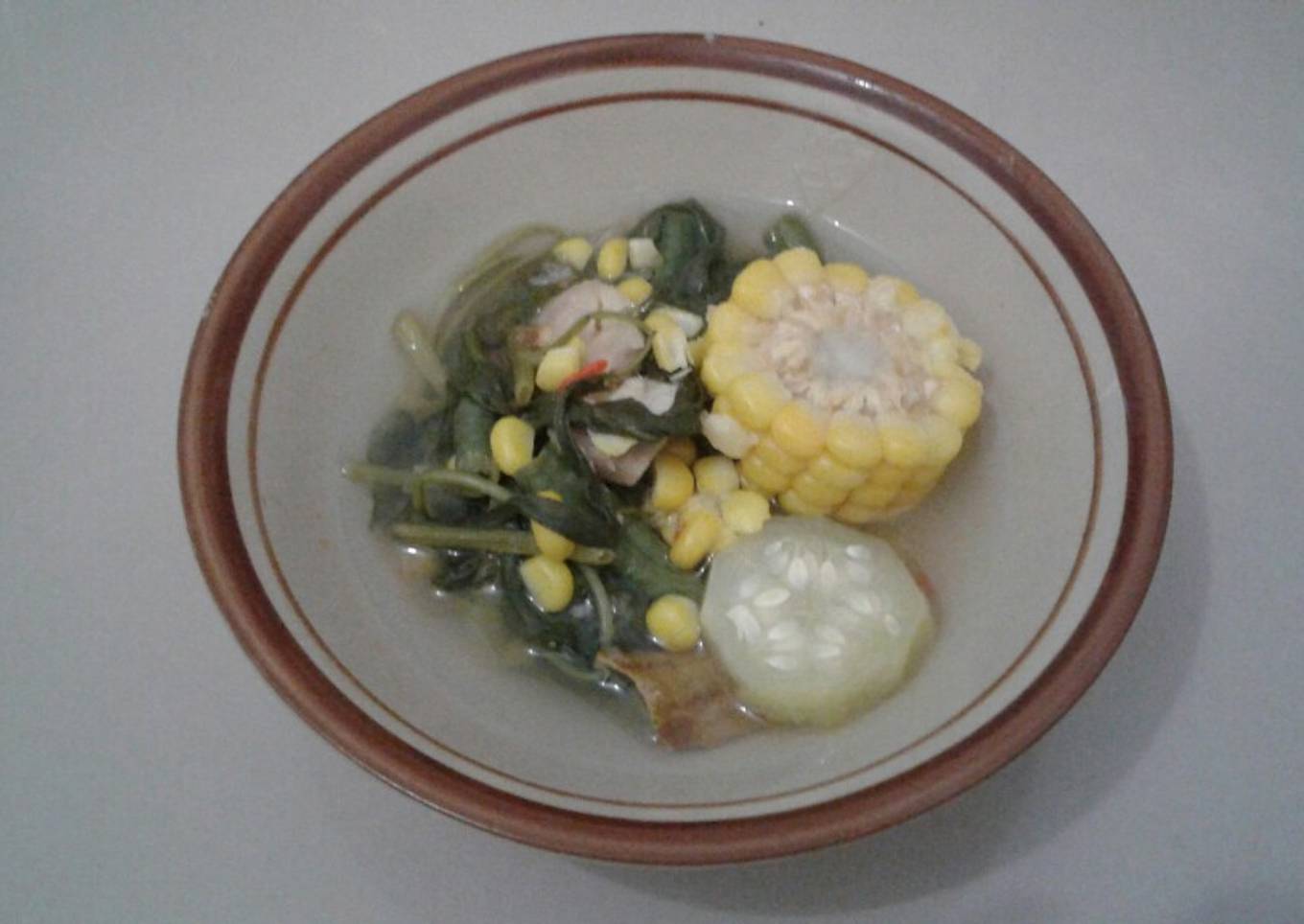 Sup asam dengan sayuran