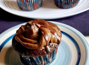 Una foto de Cupcakes de chocolate rellenos