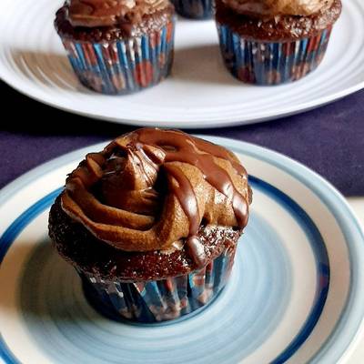 Cupcakes de chocolate rellenos Receta de Jennifer de Marroquín- Cookpad