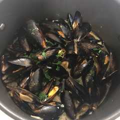A picture of Beer and garlic mussels.