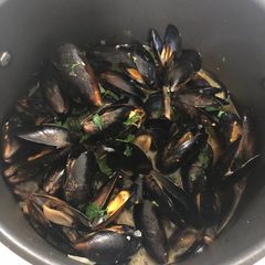 Beer and garlic mussels A picture of Beer and garlic mussels.