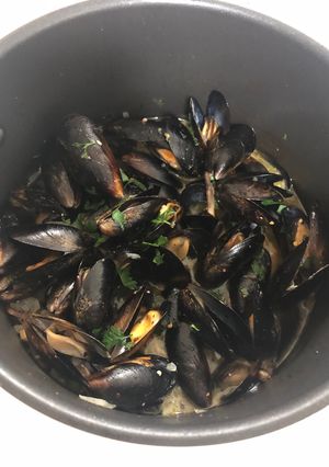 A picture of Beer and garlic mussels.