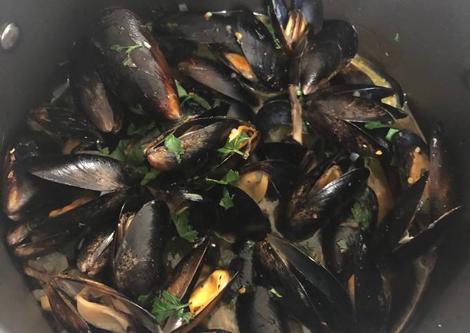 Recipe of Homemade Beer and garlic mussels