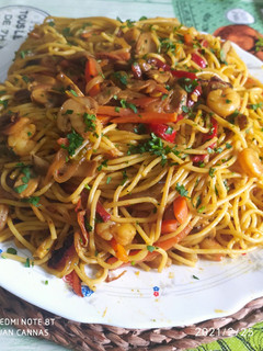 Una foto de Espaguetis con gambas a la asiática