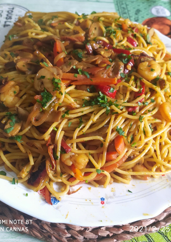 Una foto de Espaguetis con gambas a la asiática