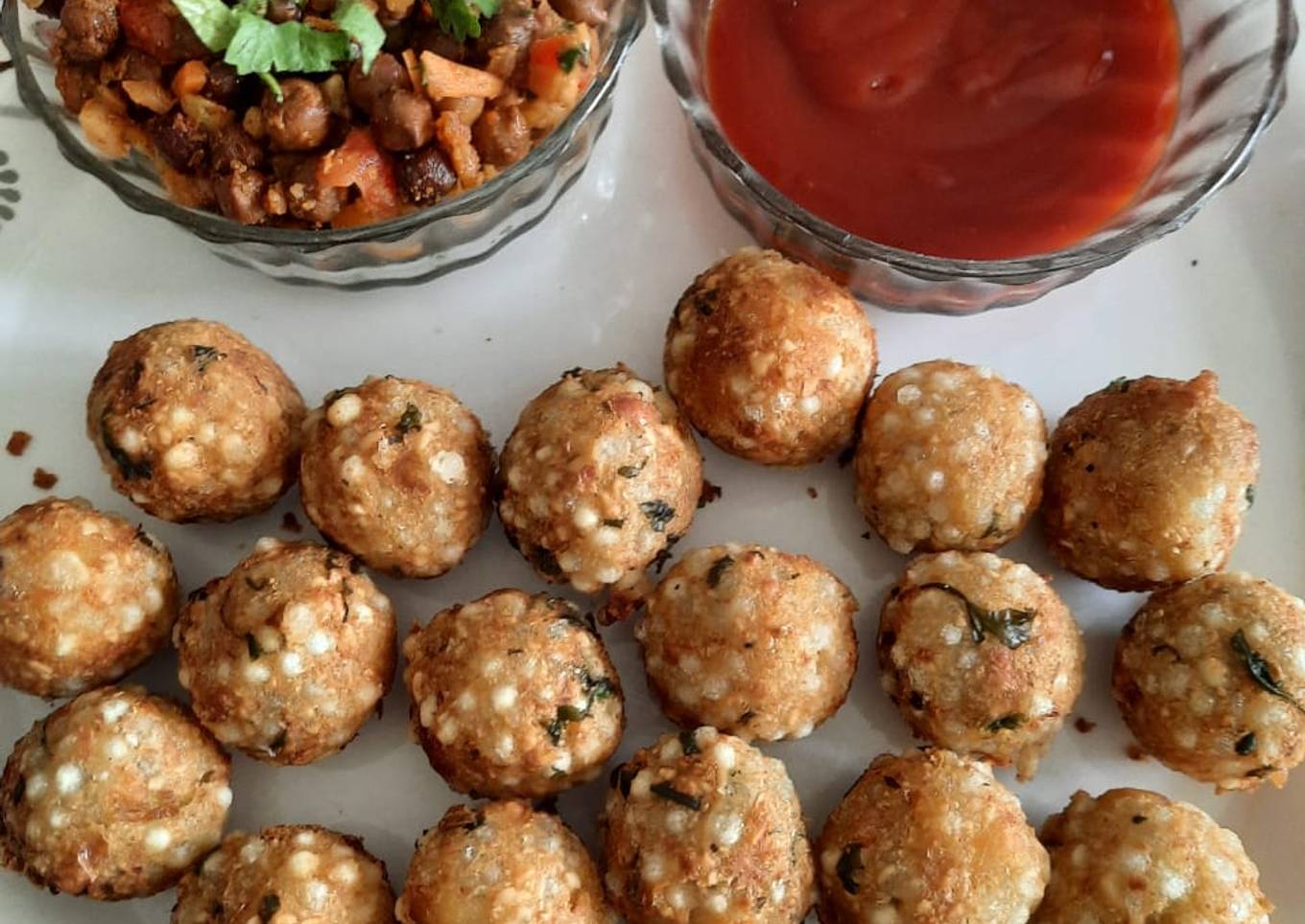 Moti vada with tomato sauce