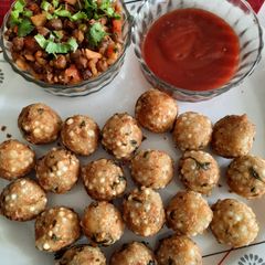A picture of Moti vada with tomato sauce.