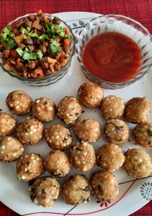 A picture of Moti vada with tomato sauce.
