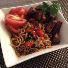A picture of Mie saus sate (Noodle with Indonesian satay sauce).