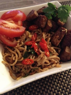 A picture of Mie saus sate (Noodle with Indonesian satay sauce).