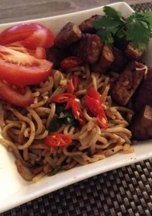 A picture of Mie saus sate (Noodle with Indonesian satay sauce).