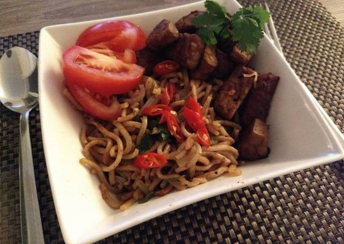 Mie saus sate (Noodle with Indonesian satay sauce)