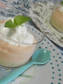 Una foto de Mousse de chocolate blanco con papaya fresca