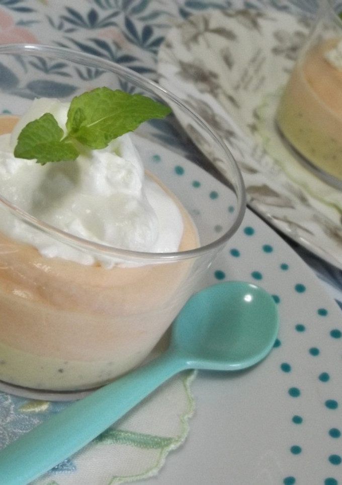 Una foto de Mousse de chocolate blanco con papaya fresca
