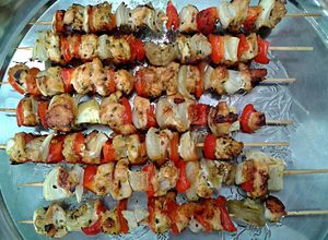 Una foto de Brochettes de pollo, cebolla, berenjena y morrón