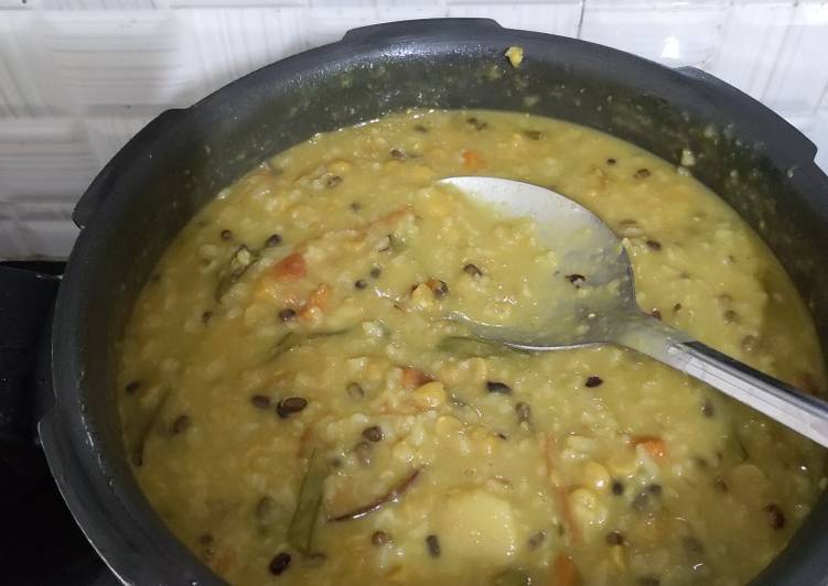 Easiest Way to Cook Perfect Khichudi / Bengali Dal Khichdi