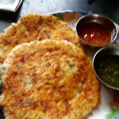 A picture of Sooji Rava tomato onion uttapam.