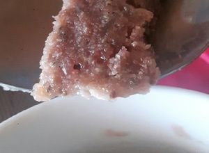 Una foto de Mug cake de frutos rojos vegano