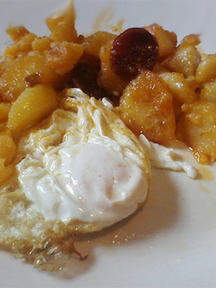 Una foto de Huevos pobres con chorizo