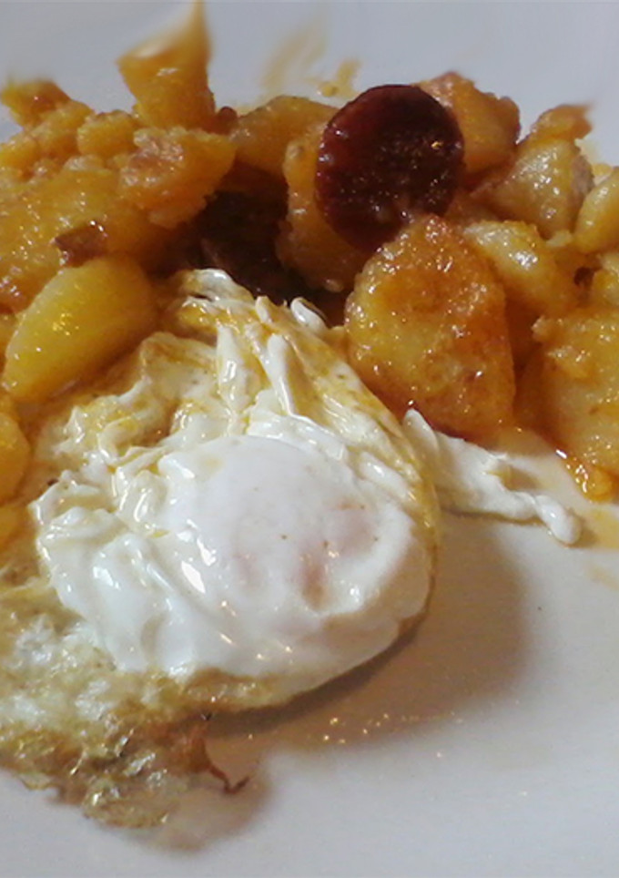 Una foto de Huevos pobres con chorizo