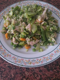 Una foto de Cuscús de brócoli con salmón y menestra