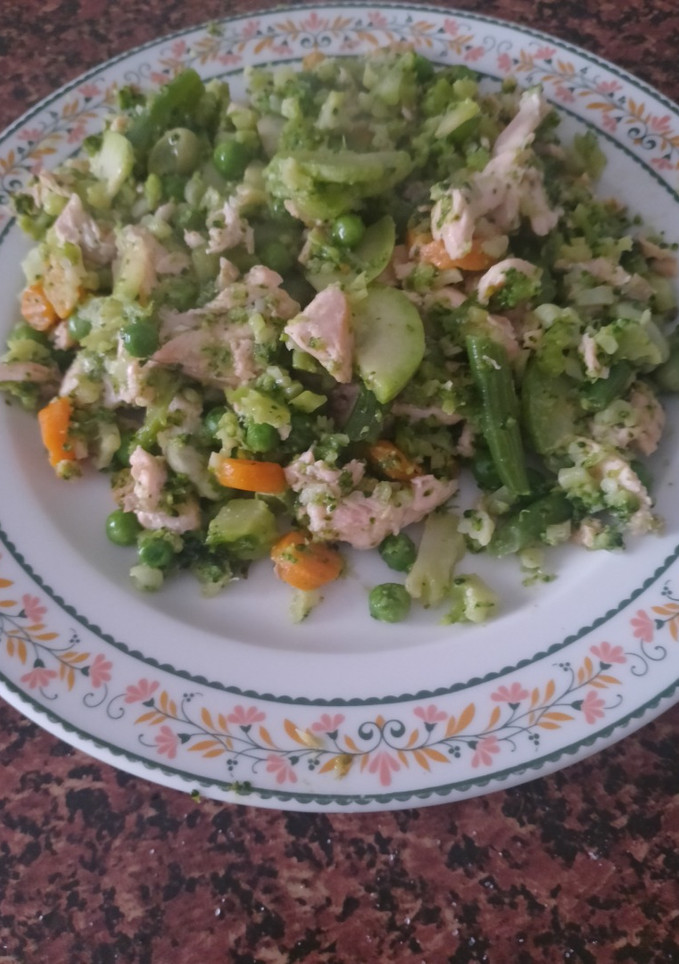 Una foto de Cuscús de brócoli con salmón y menestra