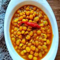 A picture of Kolkata style Ghugni (Yellow Peas Curry).