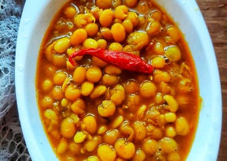 Learn How To Kolkata style Ghugni (Yellow Peas Curry)