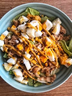 Una foto de Ensalada de pollo y huevo 🍗
