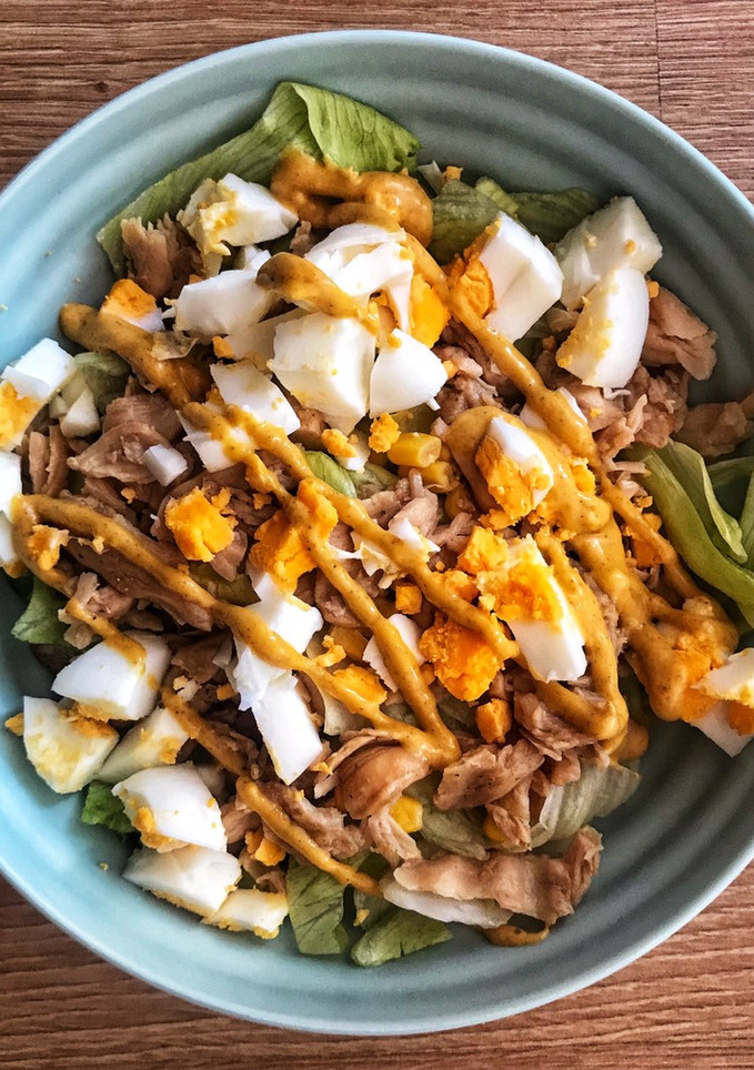 Una foto de Ensalada de pollo y huevo 🍗