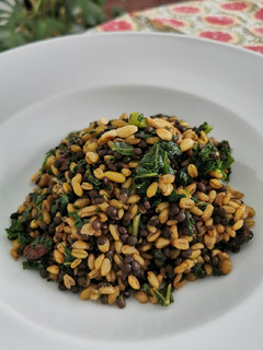 Una foto de Falso pilaf de freekeh con lentejas beluga