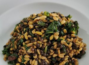 Una foto de Falso pilaf de freekeh con lentejas beluga