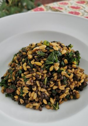 Una foto de Falso pilaf de freekeh con lentejas beluga